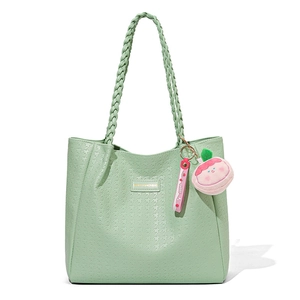 Sac cabas vert clair à motif pied-de-poule, anses tressées et pendentif fraise