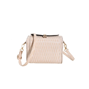 Sac cylindre beige texture tissée avec fini brillant et accessoires en métal doré