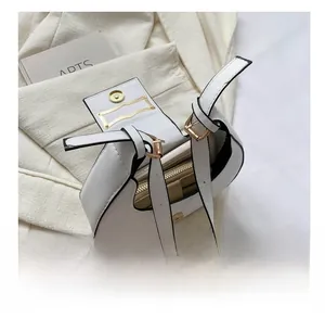 Détail de l'intérieur du sac demi-lune blanc montrant la capacité pour téléphone et portefeuille