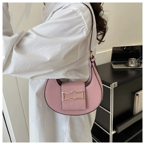 Détail du sac demi-lune rose avec motif crocodile et boucle en métal doré