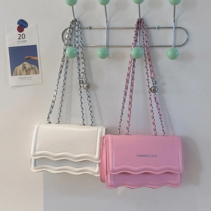 Sac à bandoulière tendance à bords ondulés blanc et rose avec pendentif boule en métal