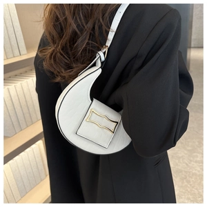 Détail du sac à bandoulière blanc motif crocodile avec boucle en métal doré