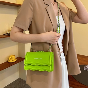 Sac bandoulière vert citron avec rabat ondulé et lettrage Fashion & Bag élégant