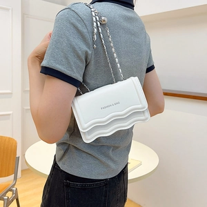 Sac bandoulière blanc chic avec rabat ondulé et bandoulière chaîne argentée pour femme