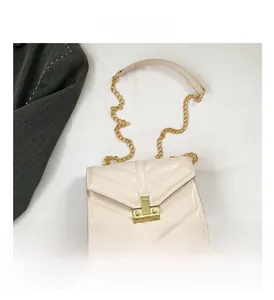 Dettagli della borsa beige crema con trapuntatura a V e fibbia in metallo dorato