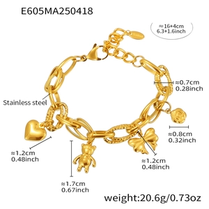 Vue détaillée des dimensions du bracelet à breloques en acier inoxydable plaqué or 18 carats