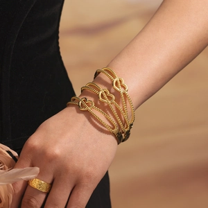 Ensemble chic de bracelets à perles dorées avec cœur et bague dorée martelée pour femme