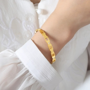 Pulsera minimalista de acero de titanio chapado en oro de 18k con eslabones y circonitas