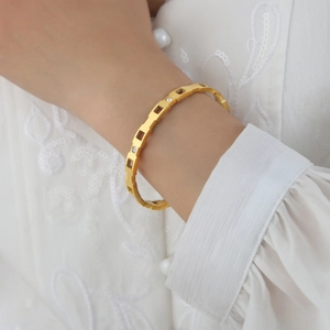Brazalete minimalista de acero de titanio chapado en oro 18K con circonitas mujer