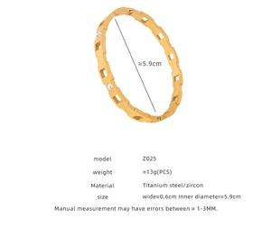 Detalle de brazalete de acero de titanio chapado en oro de 18k con diámetro interno 5,9cm