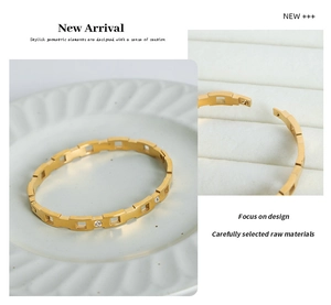 Detalle del brazalete geométrico bañado en oro 18k con circonitas y cierre lateral