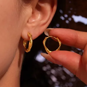 Boucles D'Oreilles Créoles Torsadées En Acier Inoxydable Plaqué Or 18K Design Vague Géométrique Irrégulière Pour Femmes