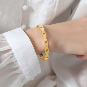Brazalete de Acero de Titanio Minimalista Mujer Chapado en Oro de 18K Geométrico Cuadrado Circón Joyería Francesa Lujo
