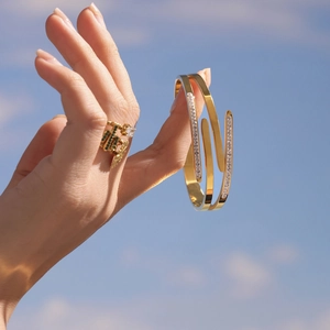 Polished multilayer gold-plated stainless steel bracelet and rings set with zircons