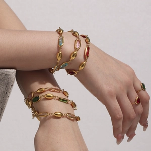 Elegantes 18k vergoldetes Armband mit bunten facettierten ovalen Edelsteinen für Damen