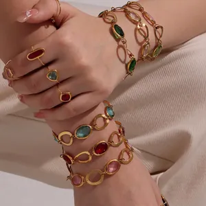 Luxuriöses vergoldetes Kettenarmband und Ring-Set mit bunten Glassteinen für Damen