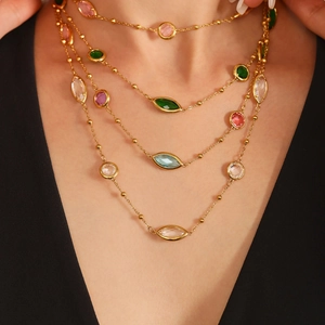 Collier multicouche en acier inoxydable doré avec pierres en verre colorées pour femme