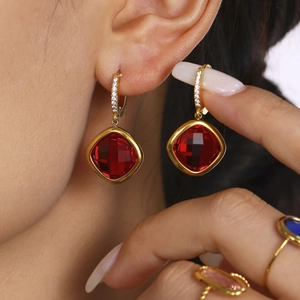 Boucles d'oreilles dorées avec pierres rouges carrées et pavé de cristaux blancs
