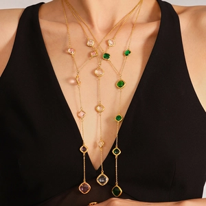 Collana chic a Y dorata con pietre di vetro quadrate colorate su una catena a strati