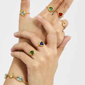 Driehoekige kristallen ringen met 18k goud verguld en hart armband set op de hand