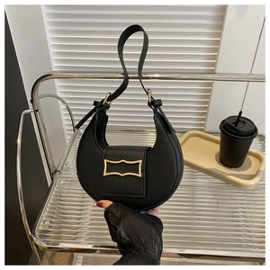 Détail du sac hobo en similicuir noir avec motif crocodile et boucle dorée