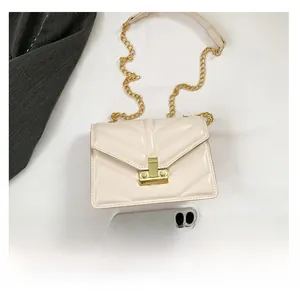 Borsa a tracolla trapuntata beige rispetto a uno smartphone per le dimensioni