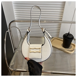 Détail du sac demi-lune blanc avec texture crocodile et boucle dorée sur support