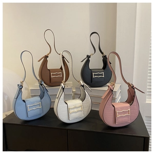 Détail de sacs selle demi-lune en cinq couleurs avec des boucles en métal doré ondulé