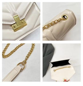 Dettaglio borsa trapuntata beige crema in ecopelle con catena dorata e cuciture a V