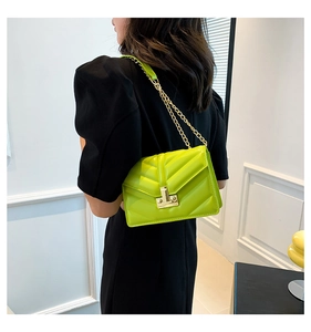 Dettaglio borsa a tracolla trapuntata verde neon con catena dorata e chiusura