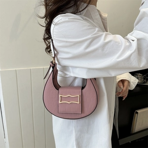 Sac bandoulière demi-lune rose avec gaufrage crocodile et boucle dorée décorative