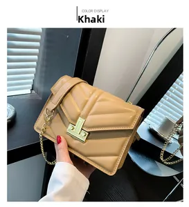 Dettaglio della borsa trapuntata kaki con cuciture a V e chiusura in metallo dorato