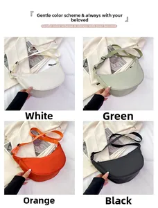 Borsa a tracolla a mezzaluna in nylon mostrata nei colori bianco, verde, arancione e nero