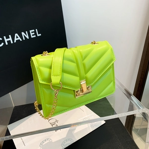 Borsa a tracolla trapuntata verde neon con catena dorata e chiusura a scatto in metallo