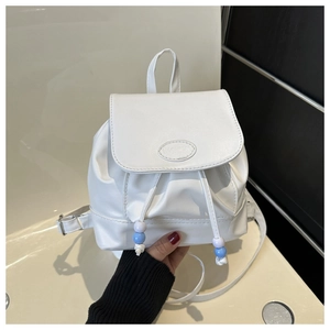 Mini sac à dos blanc en cuir PU avec logo en relief et perles colorées sur cordon
