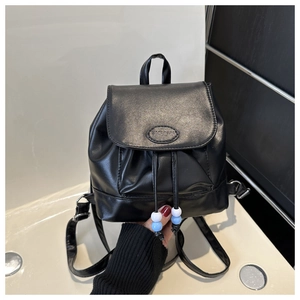 Détail d'un mini sac à dos en cuir PU noir avec logo mode et cordons à perles colorées