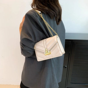 Borsa a tracolla beige trapuntata con catena dorata e chiusura in metallo chic