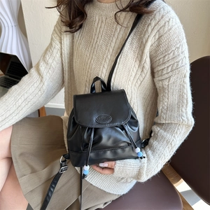 Mini sac à dos noir pour femme en cuir avec fermeture à rabat et détail mode embossé