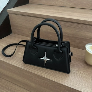 Sac à main noir élégant avec étoile argentée et double poignée supérieure
