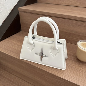 Sac à main blanc chic avec emblème étoile argentée et texture cuir pour femme