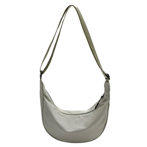 Borsa a tracolla a mezzaluna in nylon verde salvia minimalista con cinturino largo