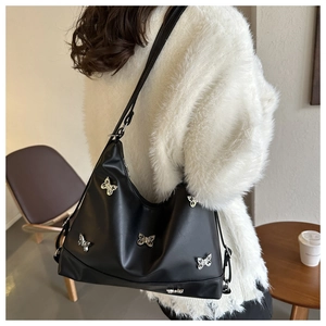 Détail du sac cabas en PU noir avec papillons argentés et bandoulière réglable