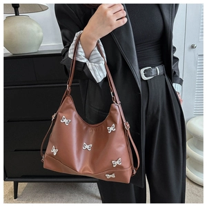 Detailansicht der braunen PU-Hobo-Tasche mit 3D-Silber-Schmetterlings-Metallornamenten