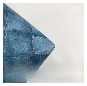 Nahaufnahme von blauem Denim-Gewebe mit professionellen Gittersteppungen an der Tasche