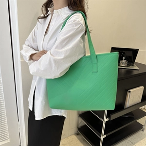 Minimalist green quilted tote bag for women with spacious capacity for daily commuting