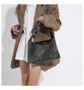 Detail der schwarzen Web-Tote-Bag mit Vintage-Bronzeschnalle und bedrucktem breitem Schultergurt
