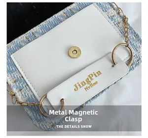 Detailansicht der blau-weißen Tweed-Tasche mit goldener Magnetschließe und Leder