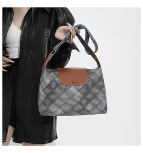 Details der grauen Stepptasche mit braunem Lederbesatz und Retro-Jacquard-Schultergurt