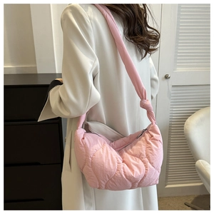 Vista posteriore di una borsa hobo rosa trapuntata con ampia tracolla imbottita