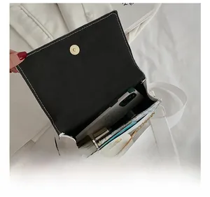 Detail der Innenseite der Umhängetasche aus Wolle mit Platz für Handy und Lippenstift